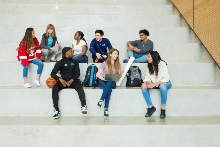 Jeunes assis dans l'atrium