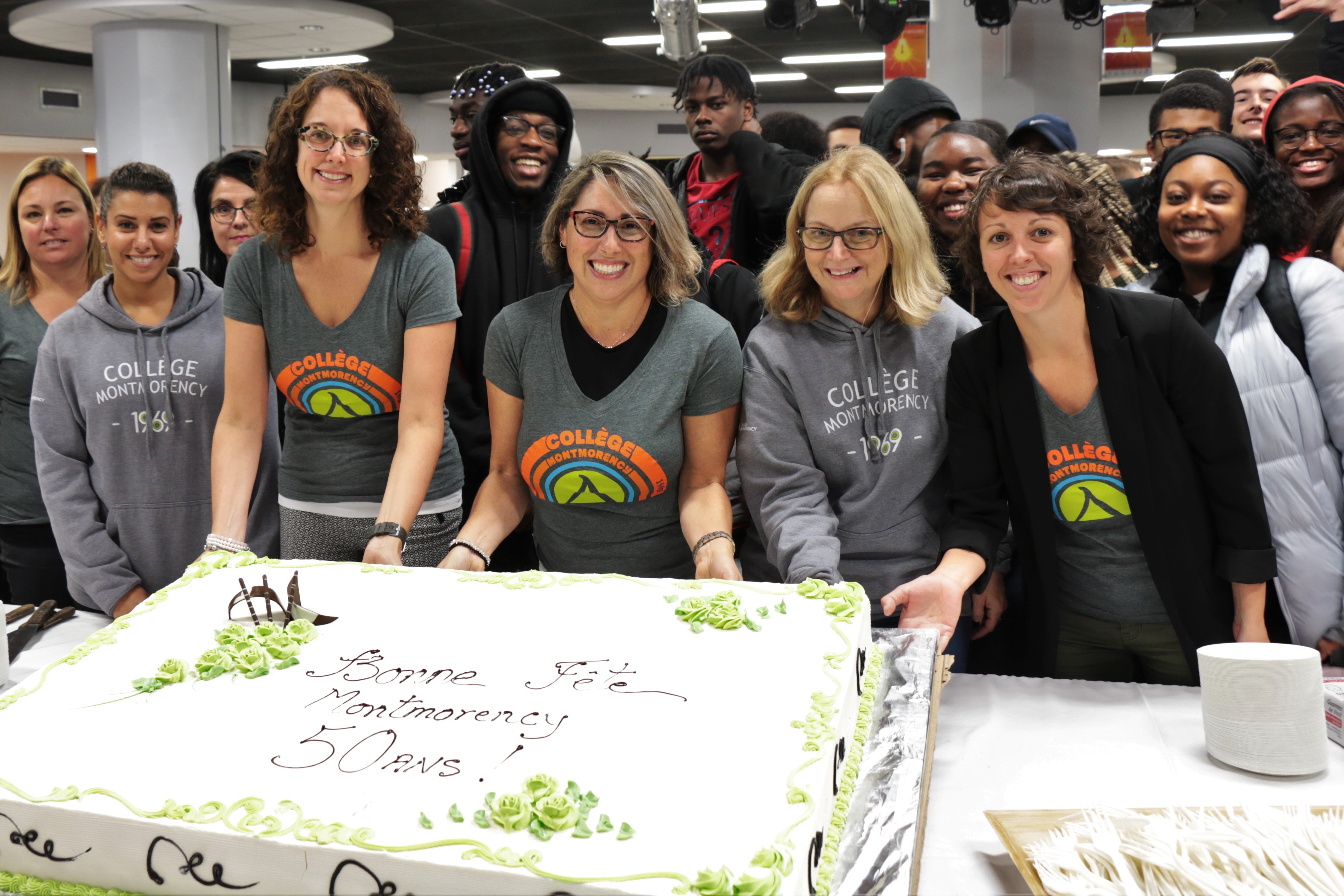 5 Novembre Du Gateau Pour Les Etudiants Et Le Personnel Afin De Celebrer Nos 50 Ans College Montmorency