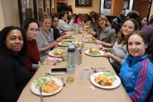 Groupe d'étudiants lors du dîner de la persévérance