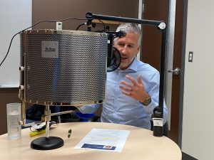 Monsieur Olivier Simard, directeur général, enregistrant un balado