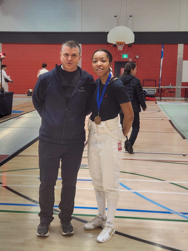 Naya Lechallier, gagante d'une médaille d'or en escrime