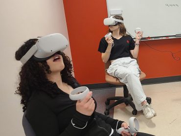 Deux étudiantes portant un casque de réalité virtuelle