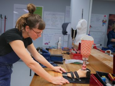 Étudiante en Orthèses, prothèses et soins othopédiques dans les ateliers du Collège Montmorency.