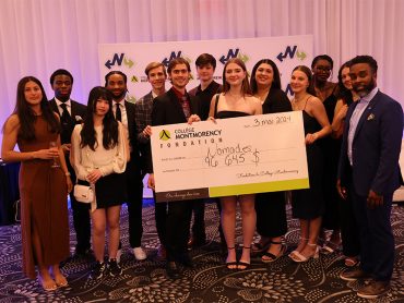 Groupe d'étudiants sportifs des Nomades du Collège Montmorency tenant un chèque remis par la Fondation du Collège