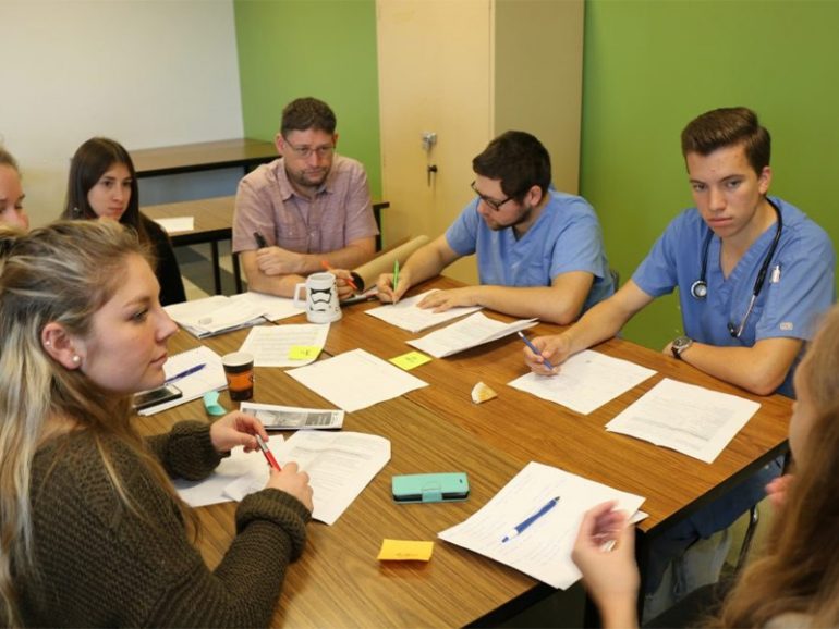 Groupes d'étudiantes et étudiants participants à la simulation collaborative en santé