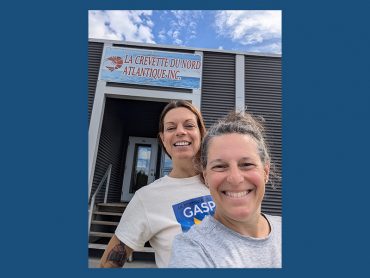 La professeure en techniques de diététique au Collège Montmorency Geneviève Boily et son étudiante Amélie Ladouceur en Gaspésie