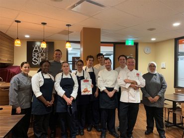 Étudiantes et étudiants du programme de gestion d'un établissement de restauration du Collège Montmorency accompagnés du représentant de la maison Rougié