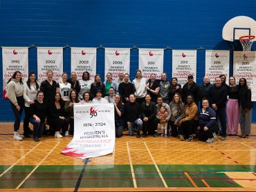 Photo de groupe de l'équipe de basketball féminin avec la bannière de suprématie