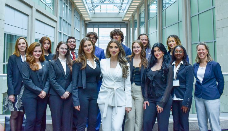 Groupe d'étudiants à l'OACI