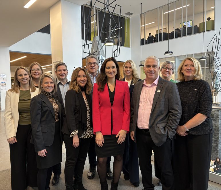 Photo de groupe prise lors de la visite de Marie Montpetit.