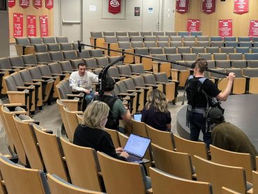 Pier-Luc Funk en tournage à la salle Claude-Legault du Collège Montmorrency