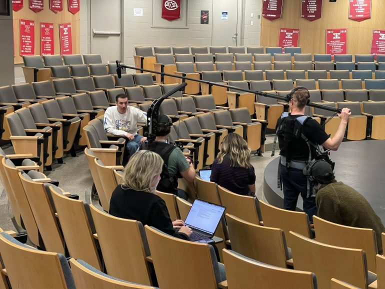 Pier-Luc Funk en tournage à la salle Claude-Legault du Collège Montmorrency