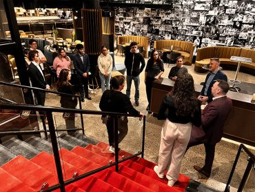 Un groupe d'étudiants en visite dans les restaurants du centre Bell