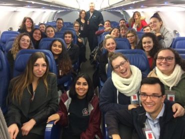 Groupe d'étudiants en Techniques de tourisme à bord d'un avion d'Air ransat